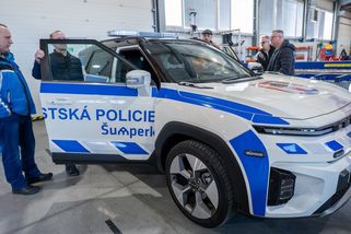 Elektromobily a modré majáky? Do ostré služby přibývají další nováčci. Co na to hasiči? - Garáž.cz